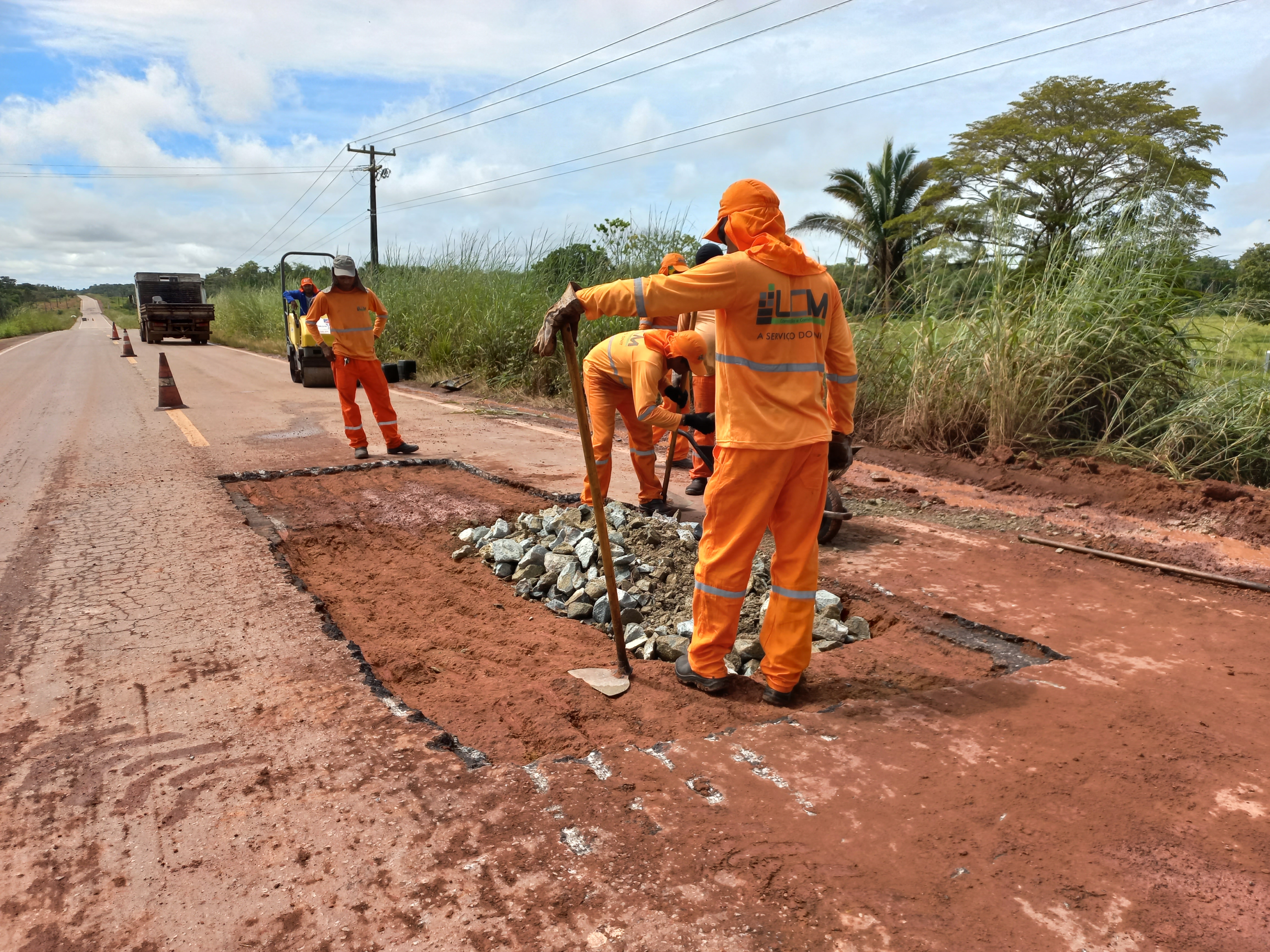 Equipe executando manutenção em trecho da rodovia